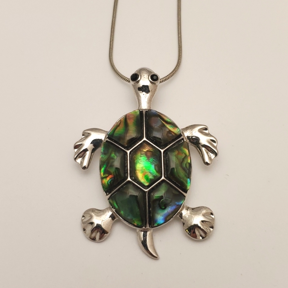 Turtle necklace with mother of pearl
